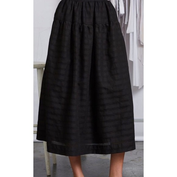 Elegant Black Midi Skirt - Picture 2 of 6